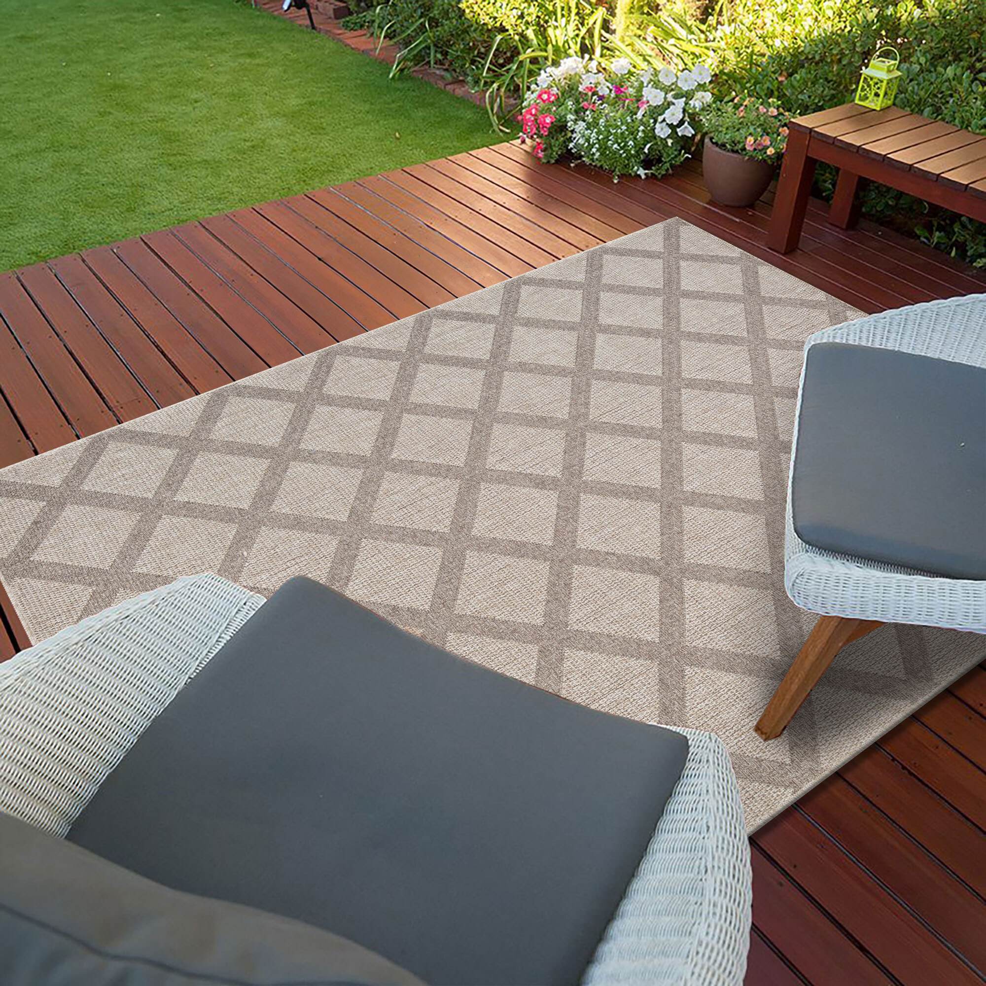 Mika Diamond Trellis Patio Rug