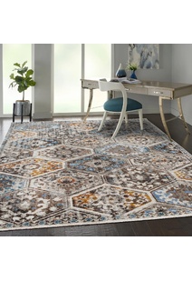 Lukas Traditional Geometric Rug